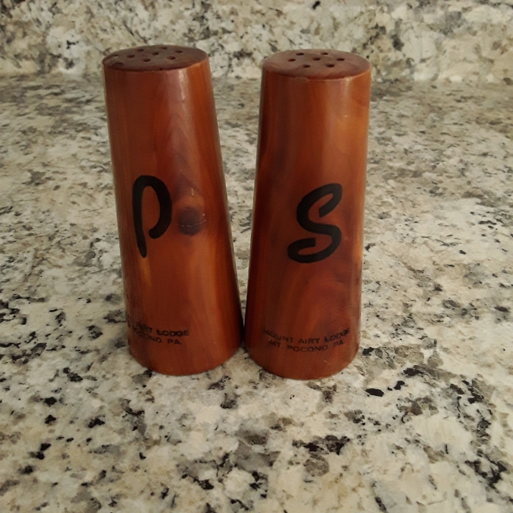 VINTAGE WOOD MOUNT AIRY LODGE,MT. POCONO,PA SALT & PEPPER SHAKERS